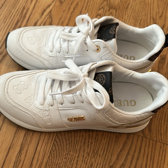 NWOT. Guess Woman’s “Kaddy” White Leather Sneakers with Gold Details. Size 8.5 - Picture 5 of 8
